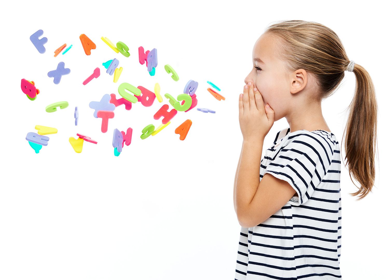 blondes Mädchen hält ihre Hände vor dem Mund und spricht eine Wolke aus während neben ihr eine Wolke aus Buchstaben schwebt